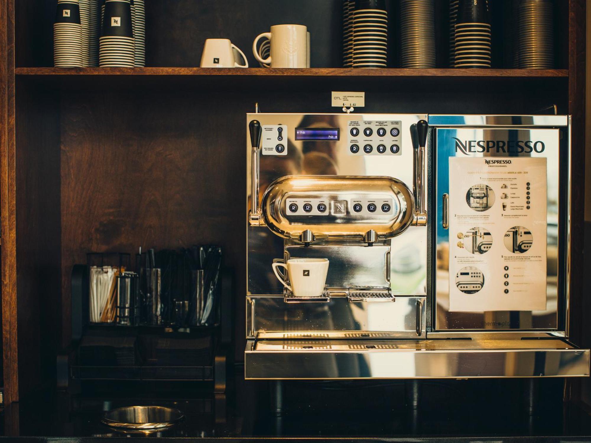 Otl Gouverneur Chicoutimi المظهر الخارجي الصورة A Nespresso machine