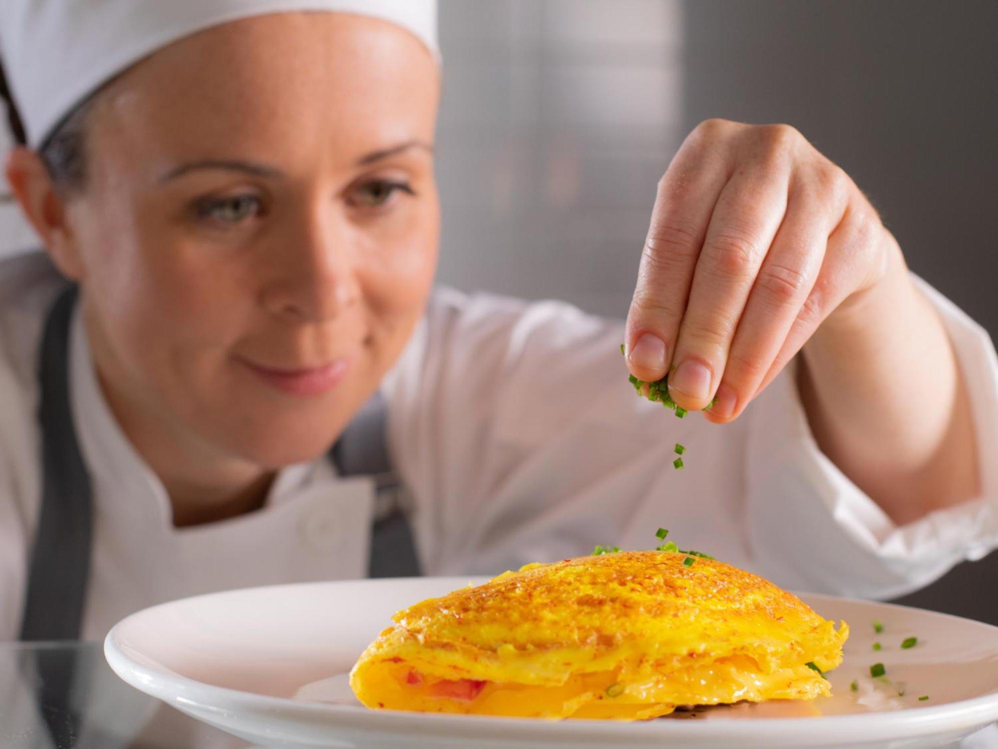 Otl Gouverneur Chicoutimi المظهر الخارجي الصورة A chef seasoning a dish