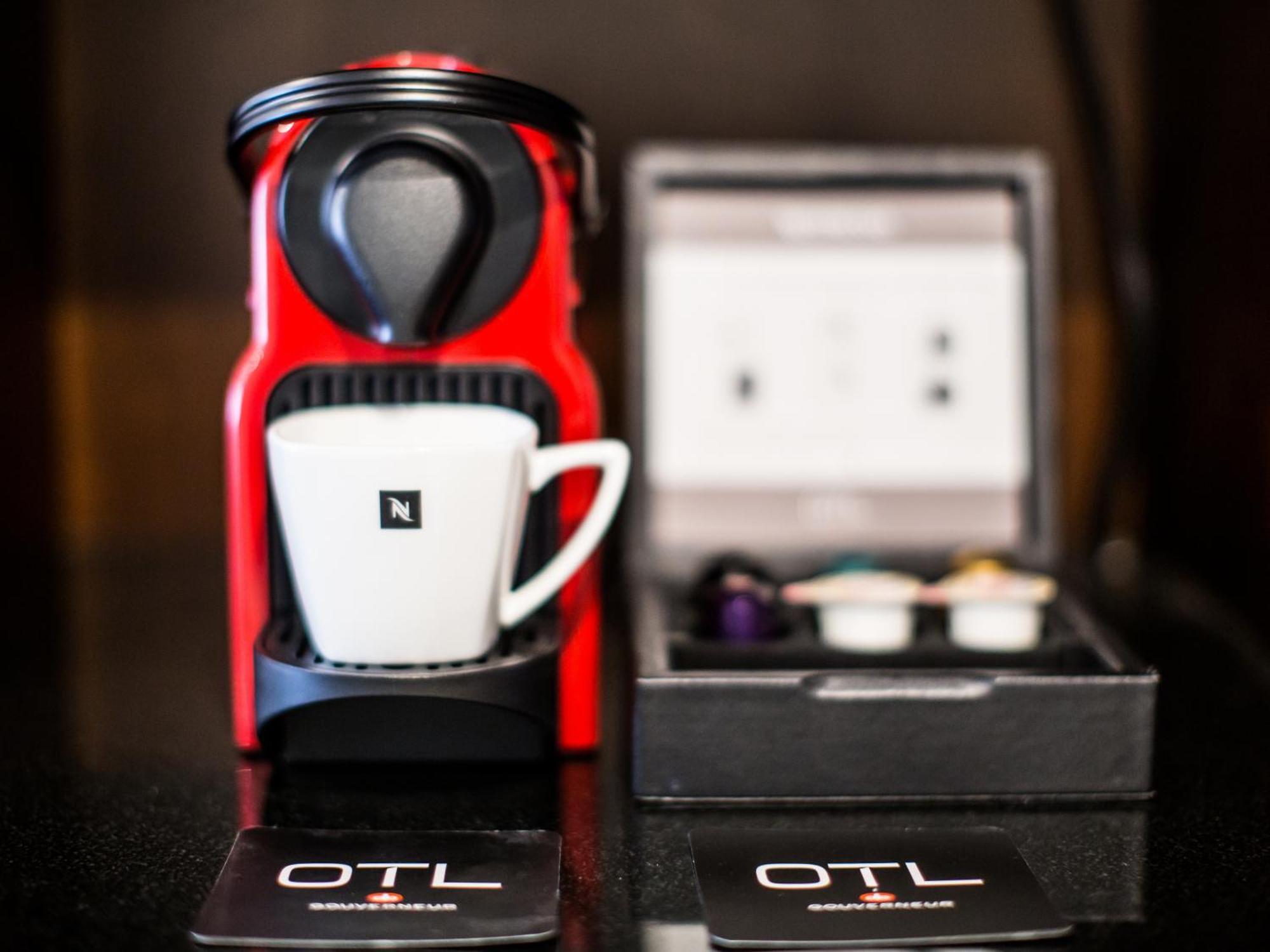 Otl Gouverneur Chicoutimi المظهر الخارجي الصورة A Nespresso Inissia coffee machine