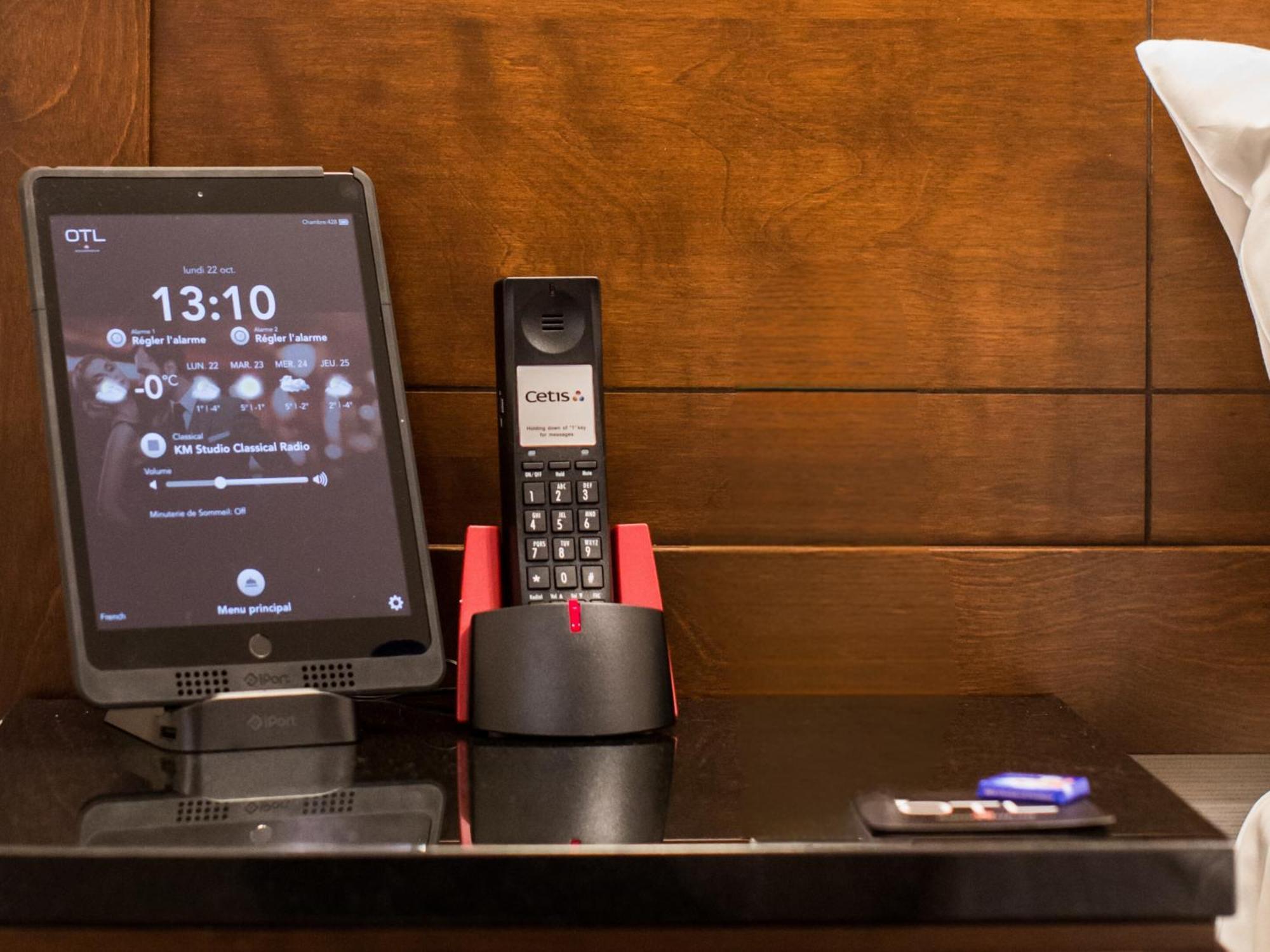 Otl Gouverneur Chicoutimi المظهر الخارجي الصورة A phone and a tablet in a hotel room