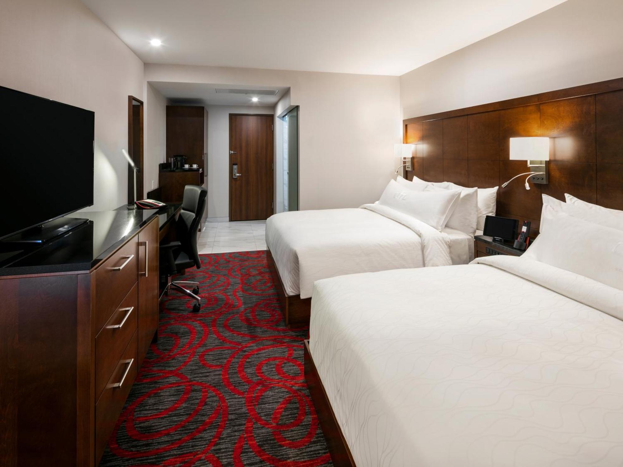 Otl Gouverneur Chicoutimi المظهر الخارجي الصورة A guest room at the Hilton Garden Inn in San Francisco