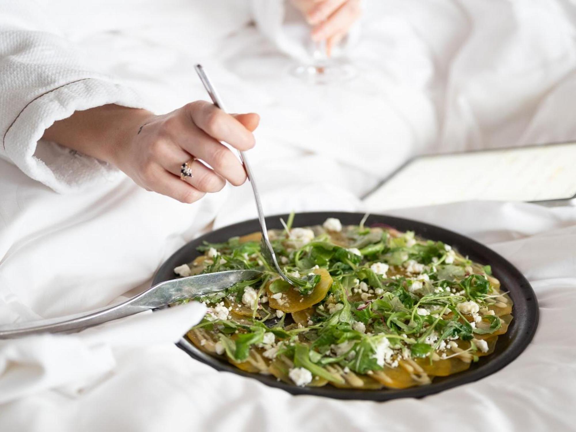Otl Gouverneur Chicoutimi المظهر الخارجي الصورة A chef preparing a salad
