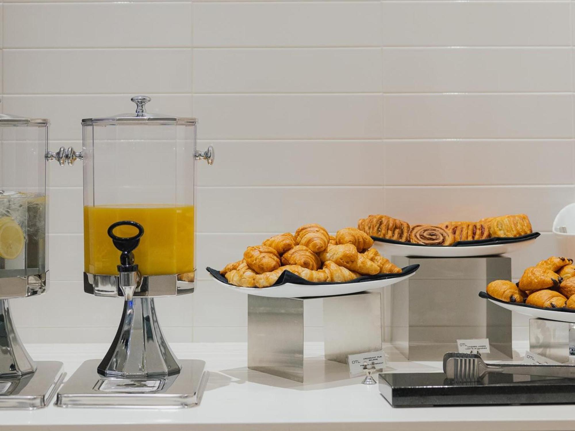 Otl Gouverneur Chicoutimi المظهر الخارجي الصورة A buffet at a hotel