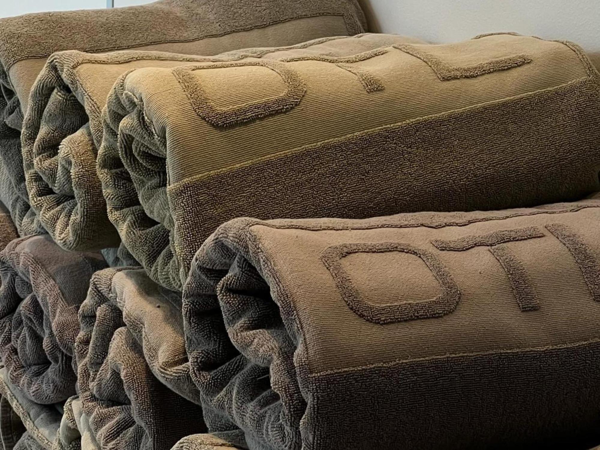 Otl Gouverneur Chicoutimi المظهر الخارجي الصورة A stack of rolled up shikibuton